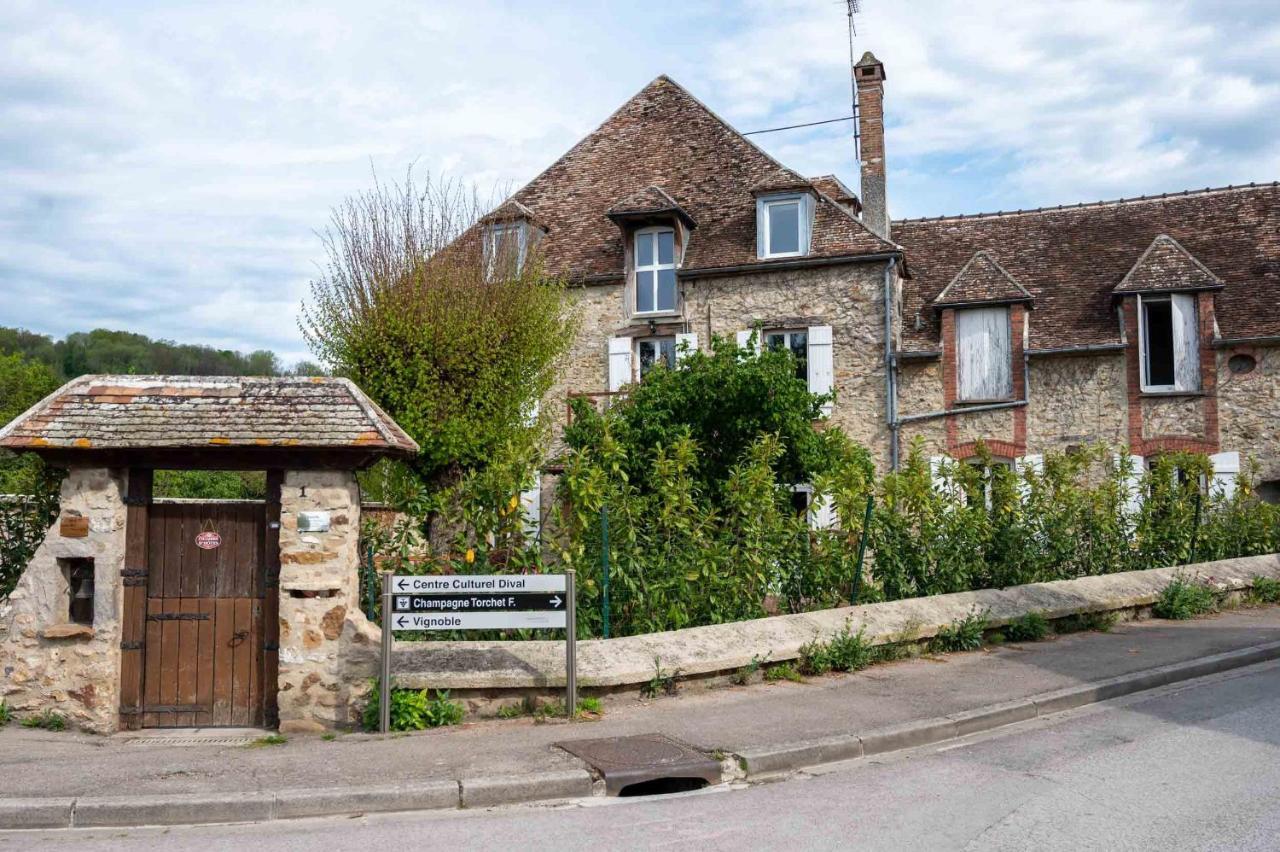Le Moulin De Cutesson O Dela Du M Bed and Breakfast Villenauxe Exteriör bild
